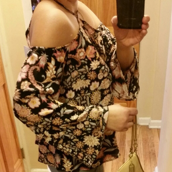 💐Nwt cold shoulder bell sleeve top💐 - Picture 5 of 5